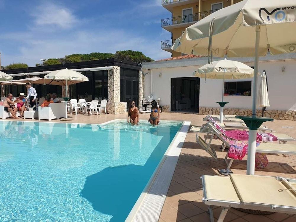 Hotel Club Sabbiadoro Battipaglia Exterior photo